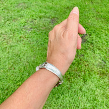 Load image into Gallery viewer, Silverware handles WHITE PEARL bracelet