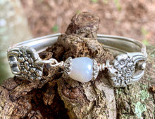 Load image into Gallery viewer, Silverware handles WHITE PEARL bracelet